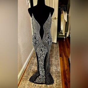 Beautiful dress. Sparkly, beaded, form fitting, long. It has some stretch.